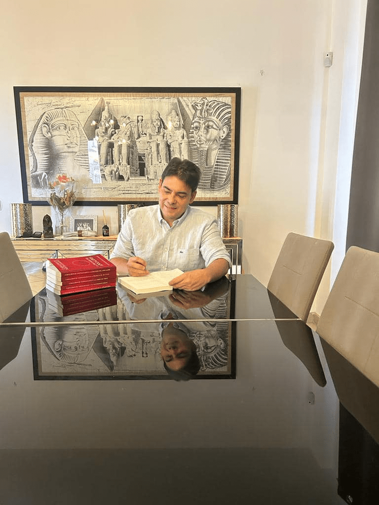 Mauricio Chaves Mesén escribiendo