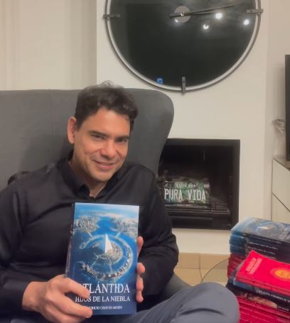 Mauricio Chaves Mesén con sus libros