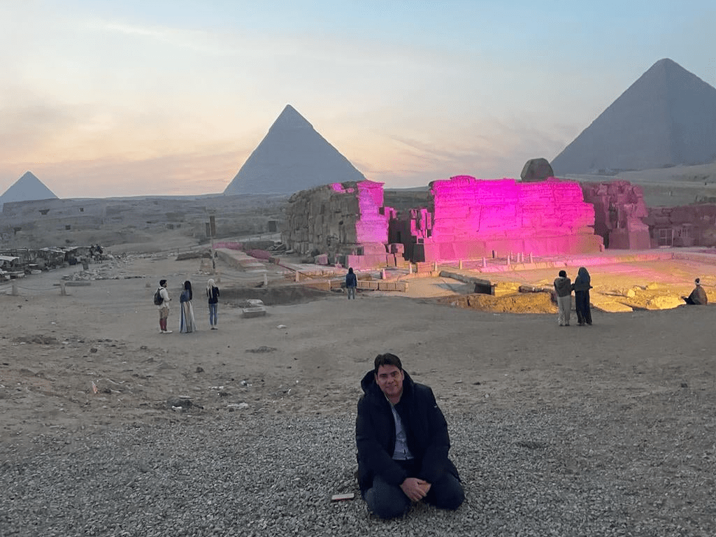 Mauricio en las pirámides de Egipto