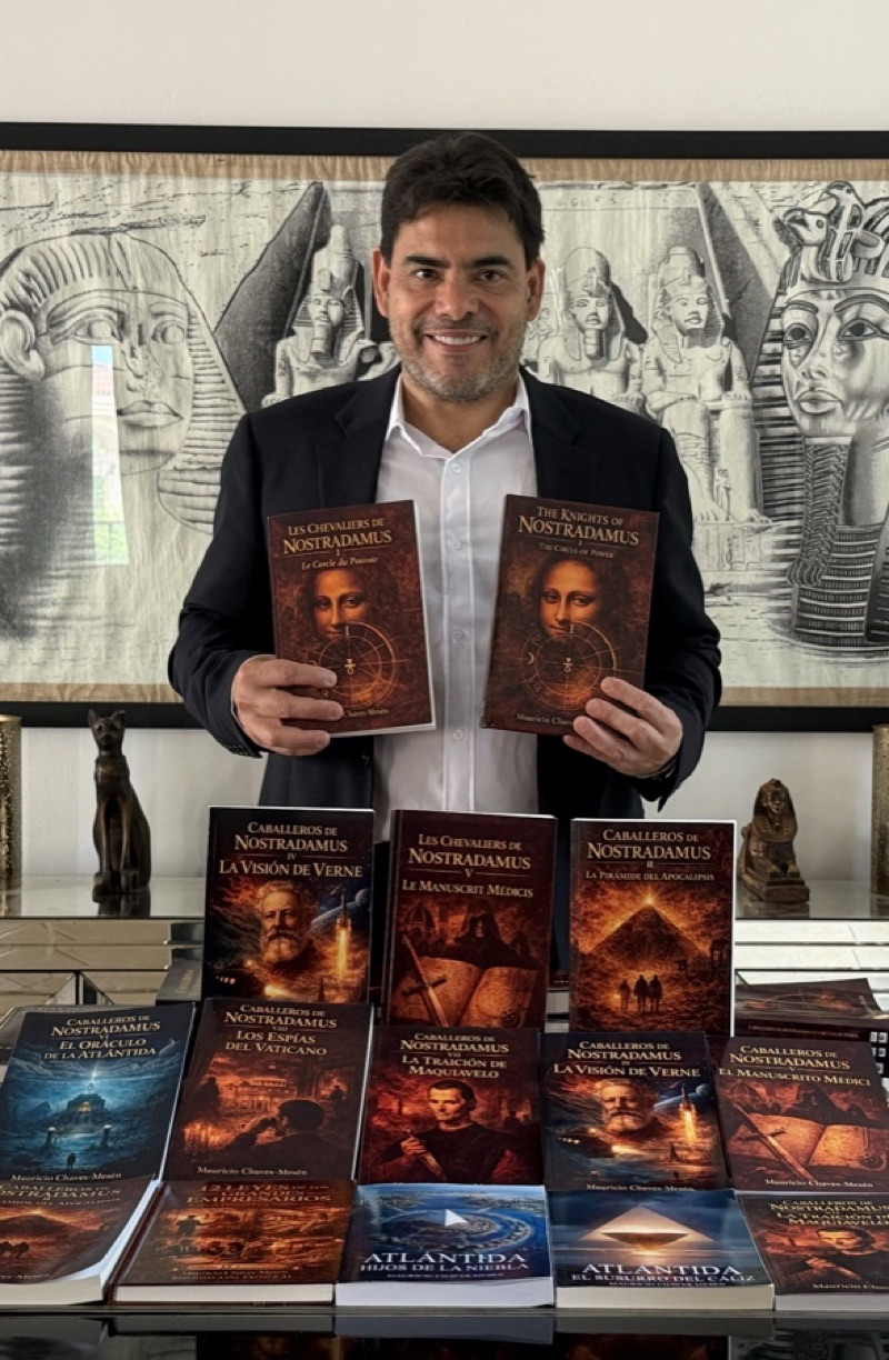 Mauricio Chaves-Mesén con sus libros